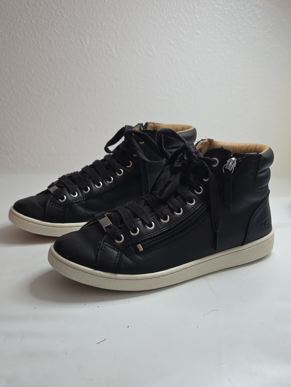 UGG OLIVE SIDE ZIP CLOSURE GUM SOLES HIGH TOP SNEAKERS BLACK SIZE 9.5